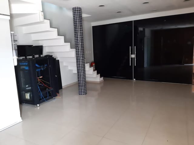 Galpão / Barracão com 360m², à venda, no bairro Granja dos Cavaleiros em Macaé