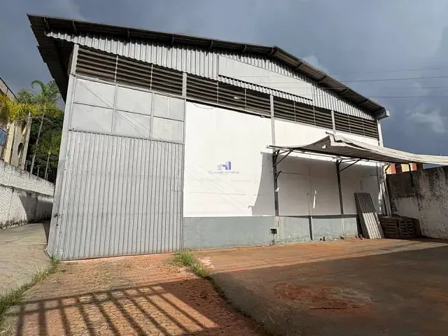 Galpão / Barracão com 1000m², para alugar, no bairro Zona Industrial em Brasília
