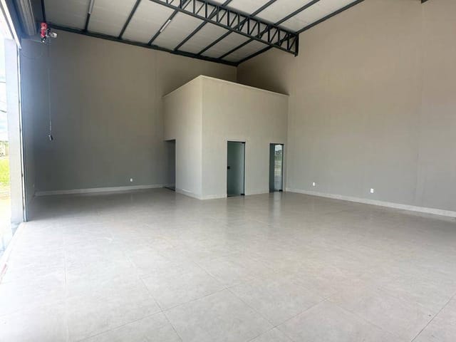 Galpão / Barracão com 125m², para alugar, no bairro Residencial Jardim Canedo III em Senador Canedo