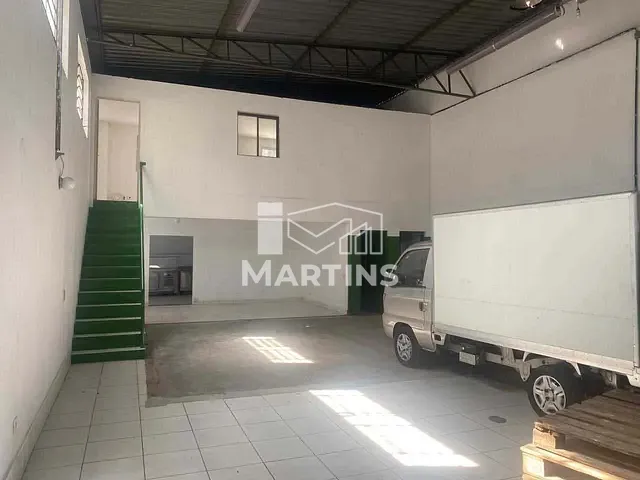 Galpão / Barracão com 250m², à venda ou para alugar, no bairro Jardim Bom Refúgio em São Paulo