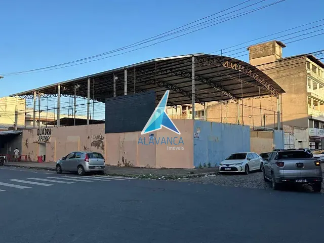 Galpão / Barracão com 990m², para alugar, no bairro Lourdes em Governador Valadares