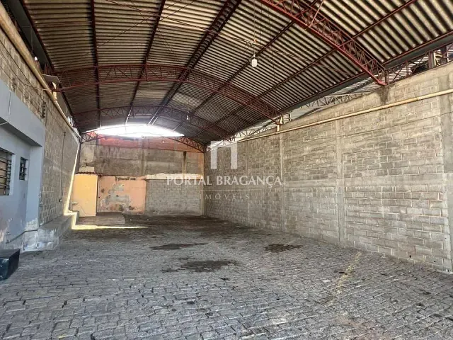 Galpão / Barracão com 1000m², para alugar, no bairro Centro em Bragança Paulista