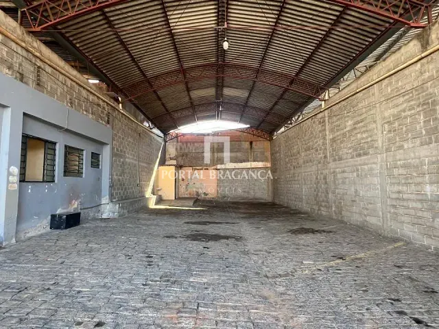 Galpão / Barracão com 1000m², para alugar, no bairro Centro em Bragança Paulista