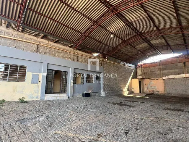 Galpão / Barracão com 1000m², para alugar, no bairro Centro em Bragança Paulista