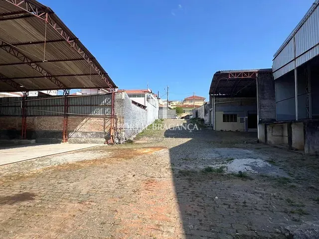 Galpão / Barracão com 1000m², para alugar, no bairro Centro em Bragança Paulista