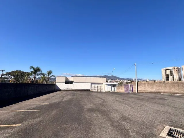 Galpão / Barracão com 6500m², para alugar, no bairro Bairro da Ponte em Atibaia