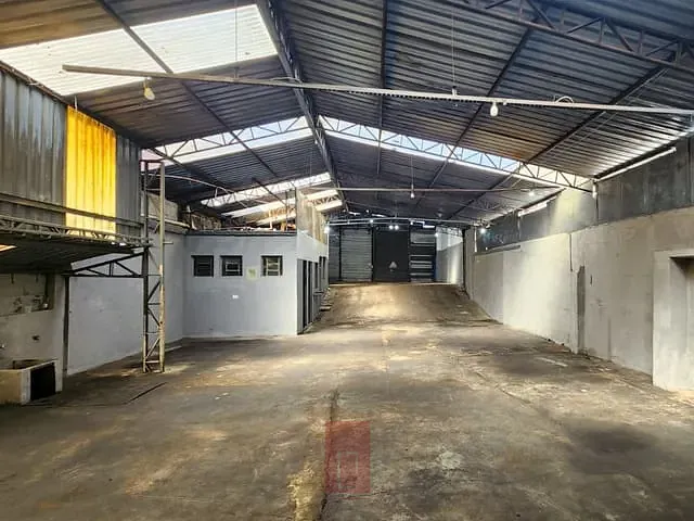 Galpão / Barracão com 250m², para alugar, no bairro Parque Peruche em São Paulo