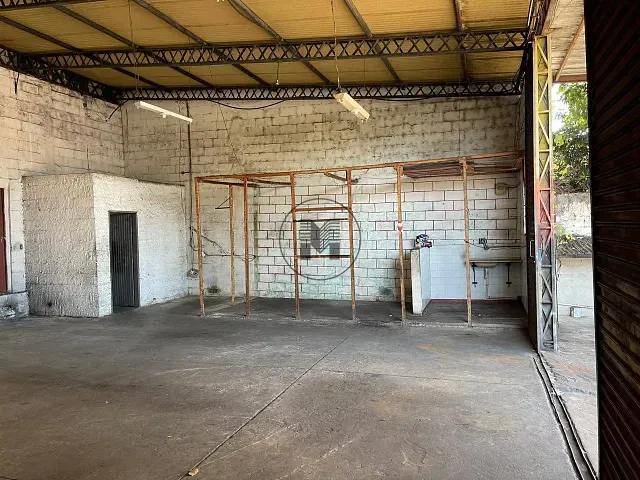 Galpão / Barracão com 350m², para alugar, no bairro Vila Comendador Rodrigues Alves em Guaratinguetá