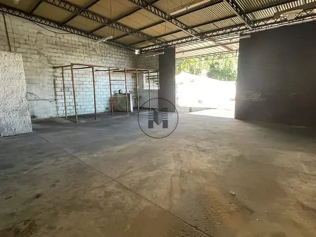 Galpão / Barracão com 350m², para alugar, no bairro Vila Comendador Rodrigues Alves em Guaratinguetá