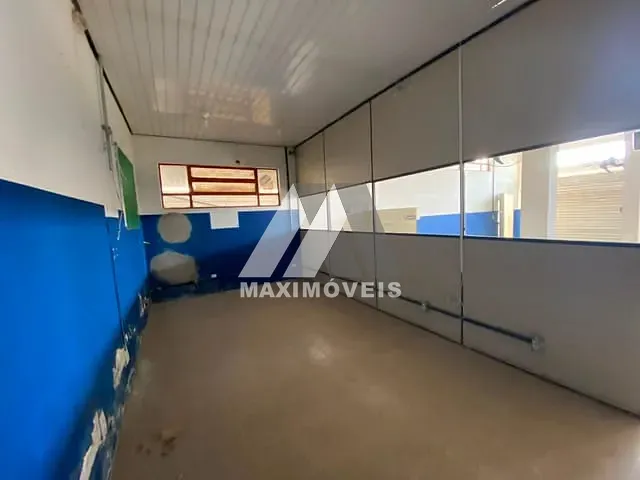 Galpão / Barracão com 360m², para alugar, no bairro Esplanada em Araçuaí