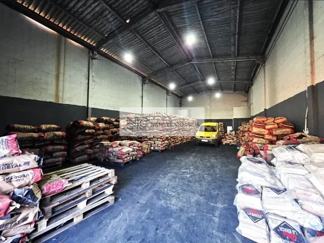 Galpão / Barracão com 300m², à venda, no bairro Jardim Maria Celina em Londrina
