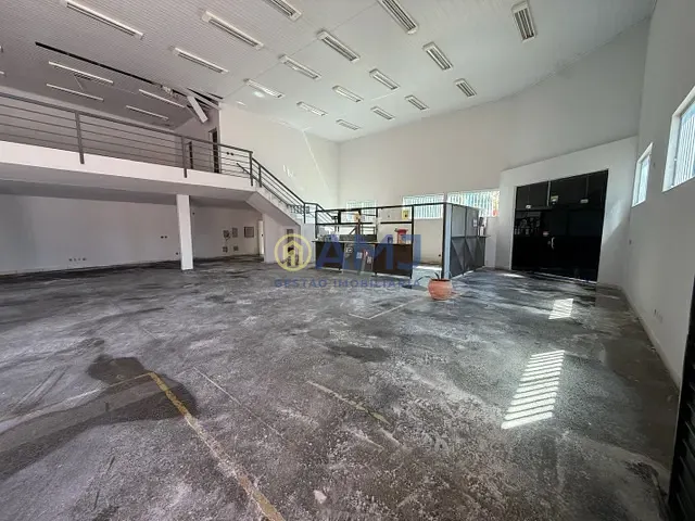 Galpão / Barracão com 519m², para alugar, no bairro Setor Coimbra em Goiânia