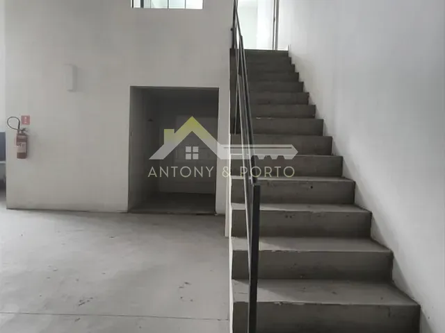 Galpão / Barracão para alugar, no bairro Jardim Munhoz em Guarulhos