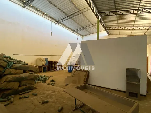 Galpão / Barracão com 360m², para alugar, no bairro Jardim Nazareth em Araçuaí