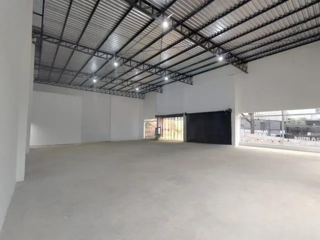 Galpão / Barracão com 892m², para alugar, no bairro Vila Gilda em Santo André