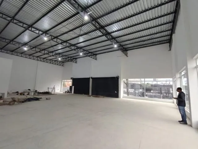Galpão / Barracão com 892m², para alugar, no bairro Vila Gilda em Santo André