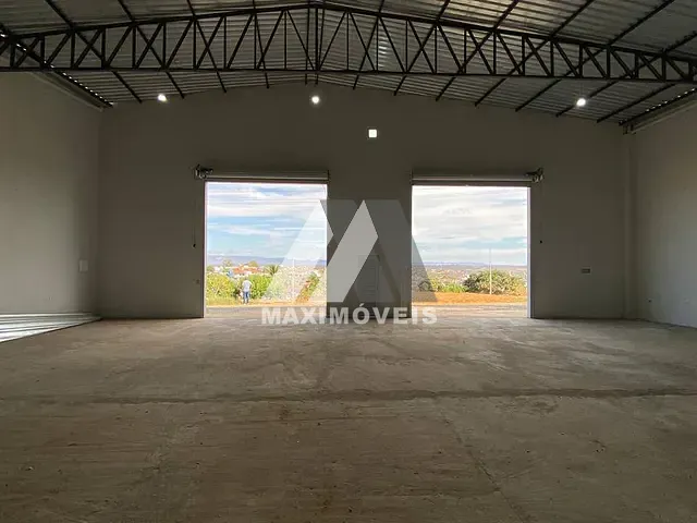 Galpão / Barracão com 540m², para alugar, no bairro Bela Vista em Araçuaí