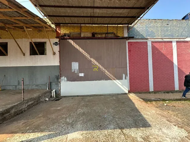 Galpão / Barracão com 1000m², para alugar, no bairro Industrial em Guarapuava