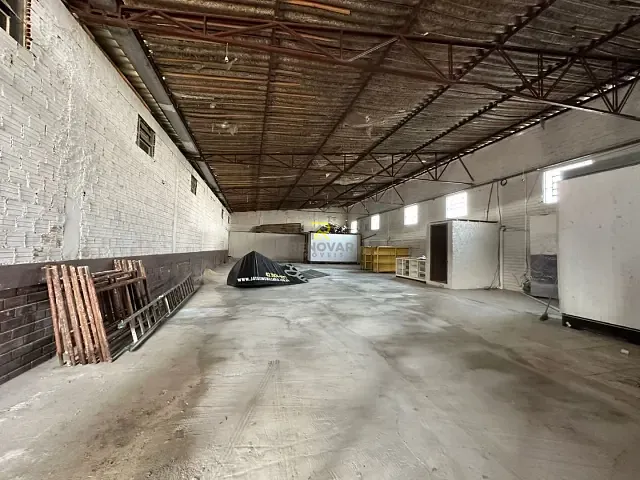 Galpão / Barracão com 1000m², para alugar, no bairro Industrial em Guarapuava