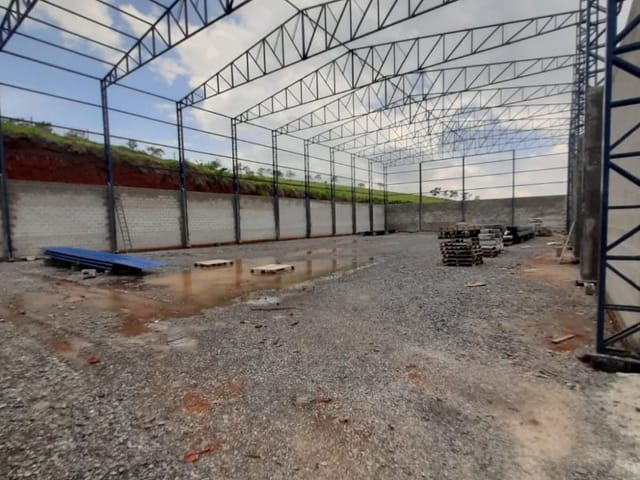 Galpão / Barracão com 1300m², para alugar, no bairro Senador  em Cambuí