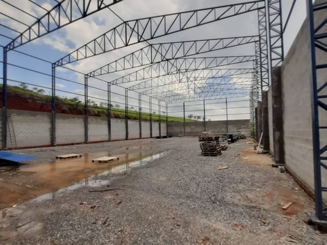 Galpão / Barracão com 1300m², para alugar, no bairro Senador  em Cambuí