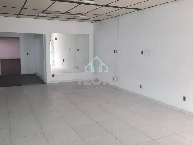 Galpão / Barracão à venda ou para alugar, no bairro Vila São Geraldo em Taubaté