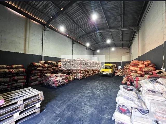 Galpão / Barracão com 300m², à venda, no bairro Maria Celina em Londrina