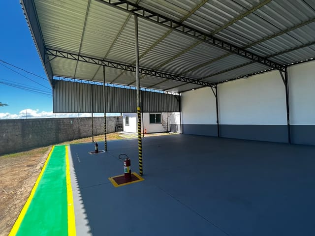 Galpão / Barracão à venda ou para alugar, no bairro Riviera Fluminense em Macaé