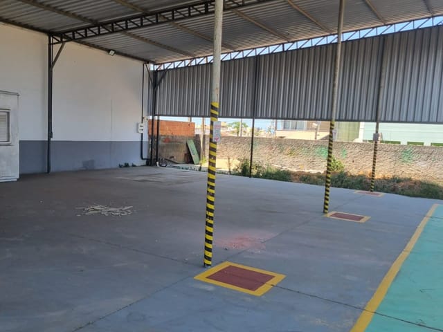 Galpão / Barracão à venda ou para alugar, no bairro Riviera Fluminense em Macaé