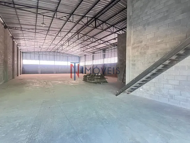 Galpão / Barracão com 594m², para alugar, no bairro Centro em Bom Jesus dos Perdões