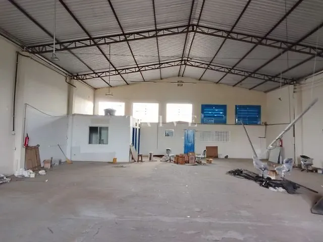 Galpão / Barracão com 420m², para alugar, no bairro Tarobá em Londrina