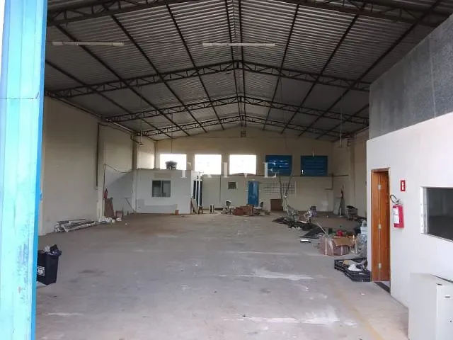 Galpão / Barracão com 420m², para alugar, no bairro Tarobá em Londrina