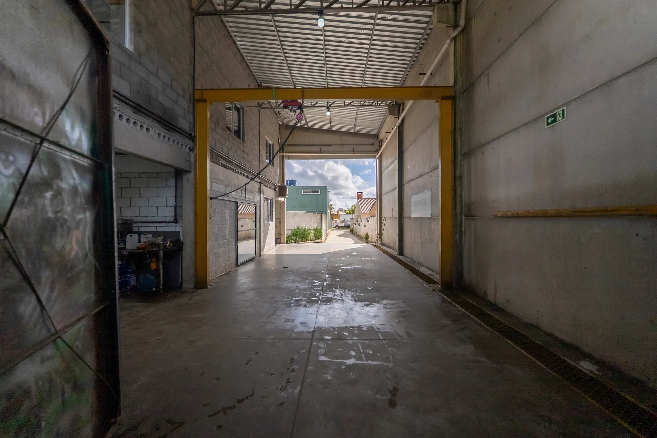Galpão logístico à venda na Vila Princesa, Três Vendas - 401 m², 2 pavimentos, escritórios, fácil acesso para caminhões e localização estratégica na BR-116.