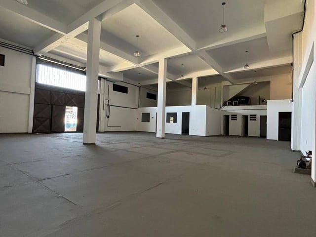 Galpão / Barracão com 300m², para alugar, no bairro Novo Cavaleiro em Macaé