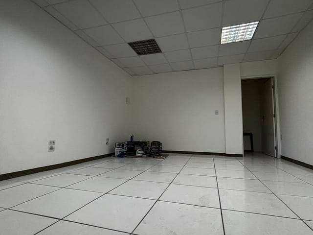 Galpão / Barracão com 300m², para alugar, no bairro Novo Cavaleiro em Macaé