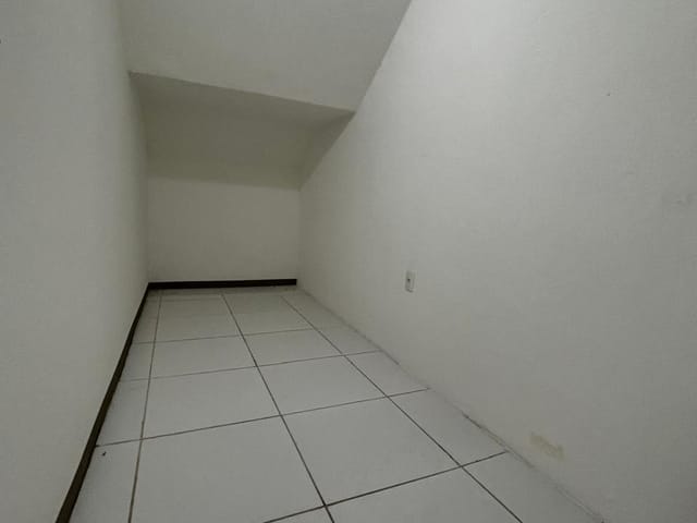 Galpão / Barracão com 300m², para alugar, no bairro Novo Cavaleiro em Macaé
