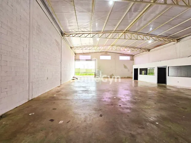 Galpão / Barracão com 360m², para alugar, no bairro Jardim Transbrasiliano em Aparecida de Goiânia