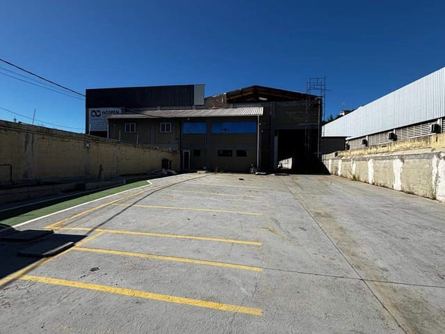 Galpão / Barracão com 1600m², para alugar, no bairro Granja dos Cavaleiros em Macaé