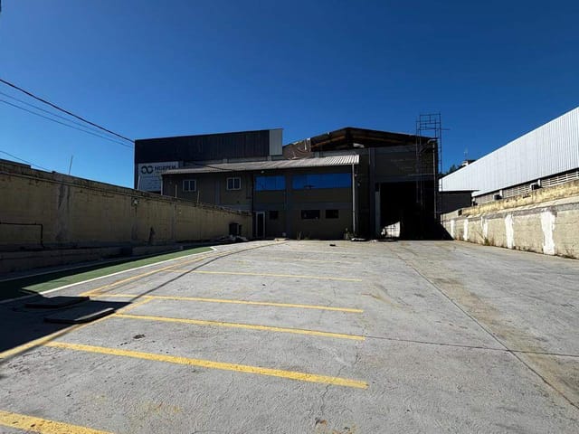 Galpão / Barracão com 1600m², para alugar, no bairro Granja dos Cavaleiros em Macaé