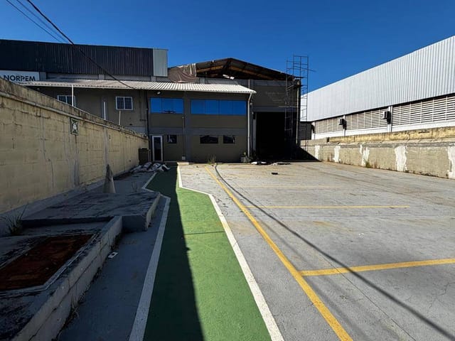 Galpão / Barracão com 1600m², para alugar, no bairro Granja dos Cavaleiros em Macaé