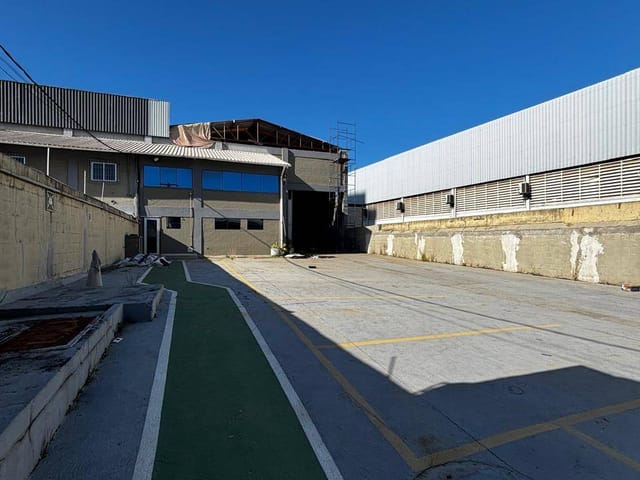Galpão / Barracão com 1600m², para alugar, no bairro Granja dos Cavaleiros em Macaé