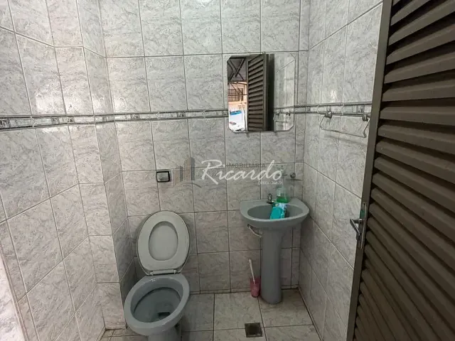 Galpão / Barracão com 229m², para alugar, no bairro Centro em Arapongas