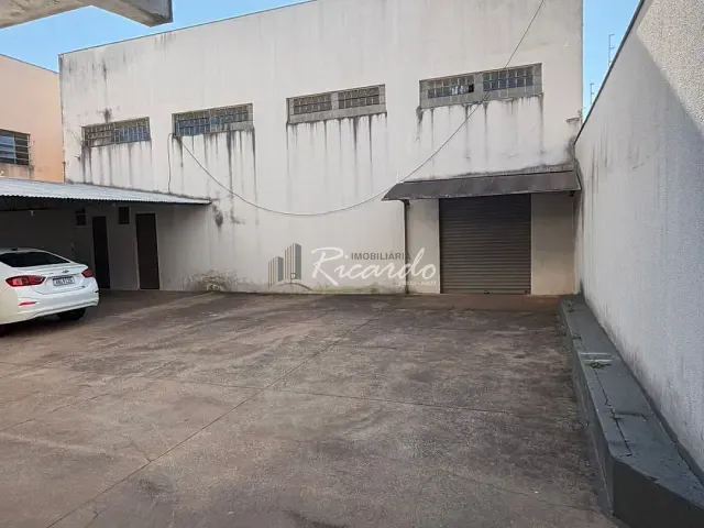 Galpão / Barracão com 229m², para alugar, no bairro Centro em Arapongas