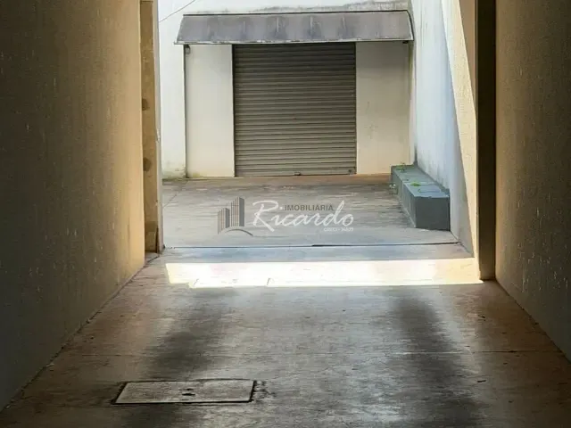 Galpão / Barracão com 229m², para alugar, no bairro Centro em Arapongas