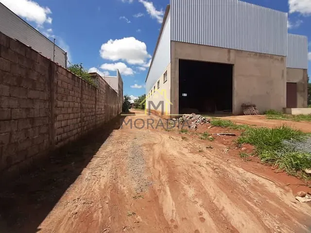 Galpão / Barracão com 900m², para alugar, no bairro Cala Boca em Guaxupé