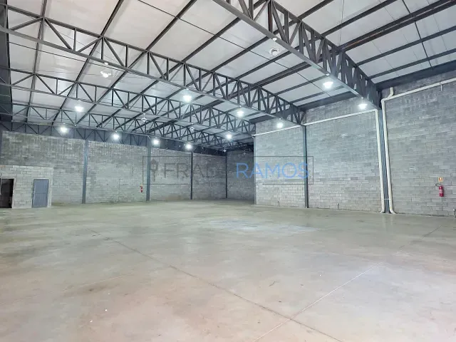Galpão / Barracão com 860m², para alugar, no bairro Moinho dos Ventos em Goiânia