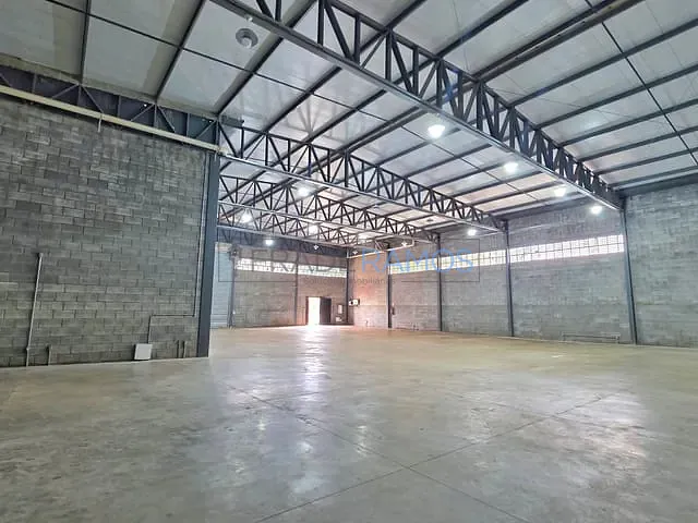Galpão / Barracão com 860m², para alugar, no bairro Moinho dos Ventos em Goiânia