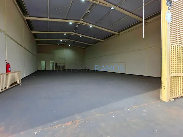 Galpão / Barracão com 360m², para alugar, no bairro Moinho dos Ventos em Goiânia