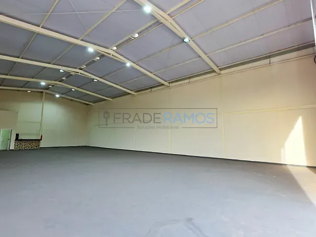 Galpão / Barracão com 360m², para alugar, no bairro Moinho dos Ventos em Goiânia