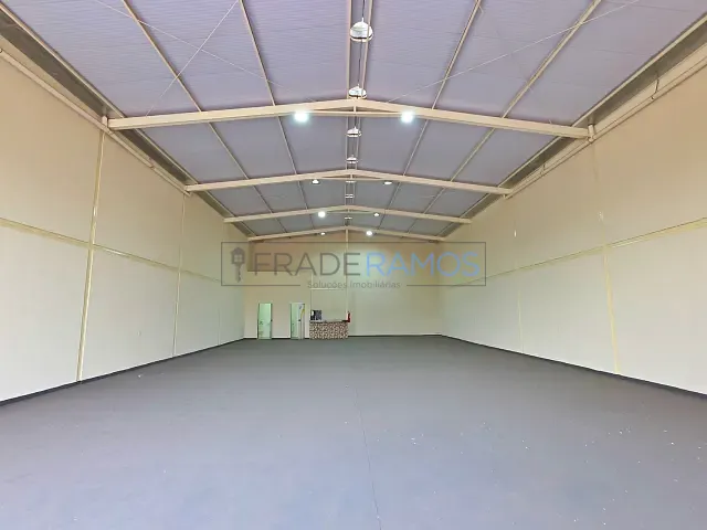Galpão / Barracão com 360m², para alugar, no bairro Moinho dos Ventos em Goiânia